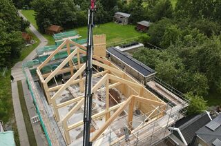 Huis van hout in aanbouw